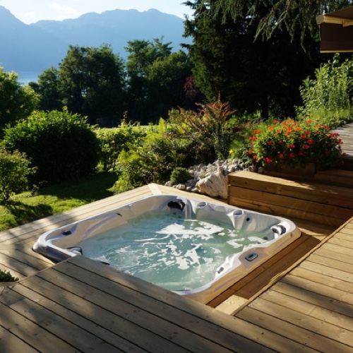 Aménagement d'un spa dans une terrasse en bois Vauthelin Paysage